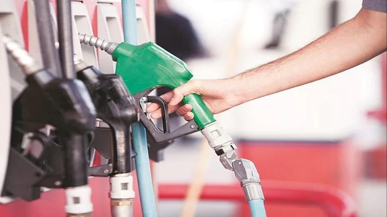 पेट्रोलको मूल्य लिटरमै ११ रुपैयाँ घट्यो